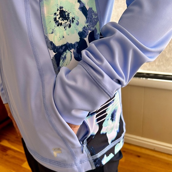 Fila jacket, zippered front, zippered side pockets, sleeve cuffs with thumb hole - Picture 10 of 12